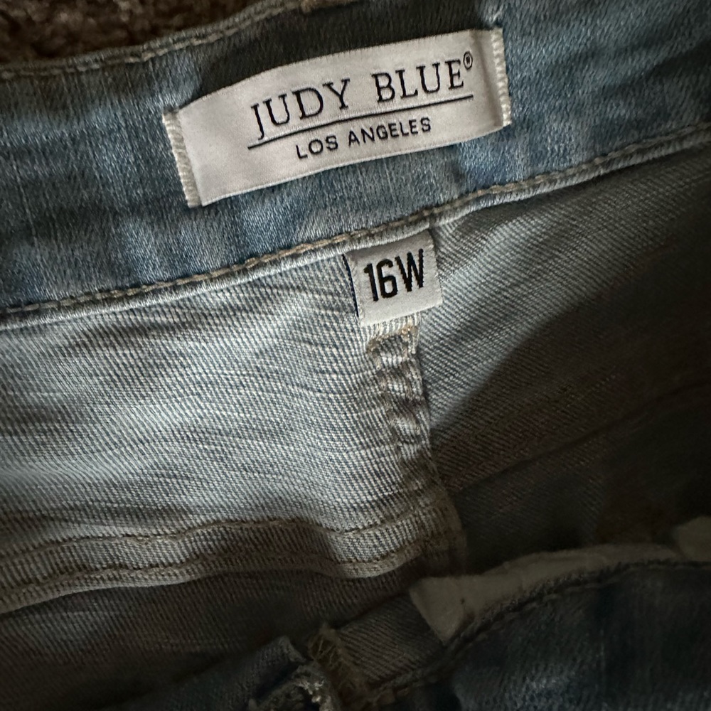 NWOT Judy Blue cropped distressed jeans